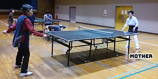 母と卓球